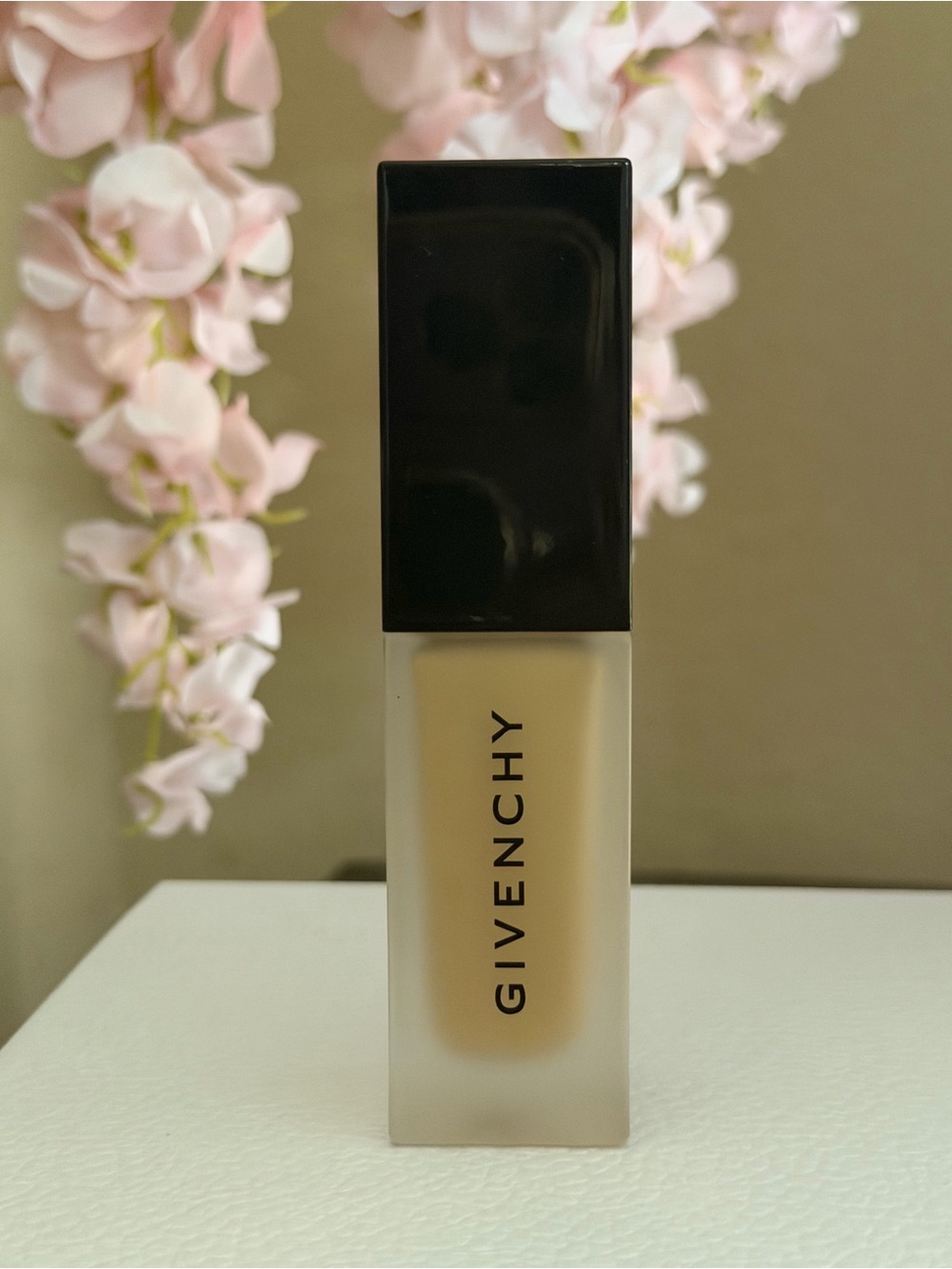 4-W280-Givenchy Prisme Libre Skin-Caring Matte Foundation -NWOB - Picture 2 of 3